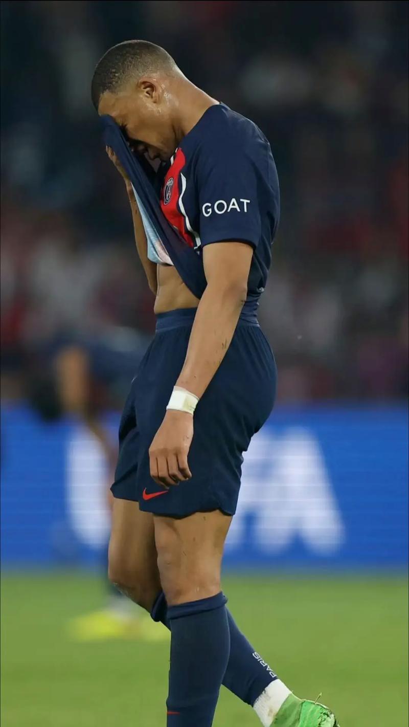 莱奥：我正在学习踢中锋，球队在场内场外都在帮助我